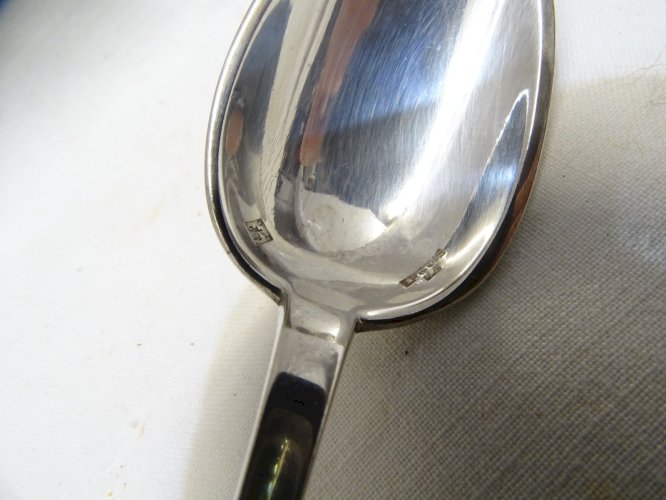 -BELLE CUILLERE ERCUIS A CONFITURE A COCKTAIL ou AUTRE METAL Argenté VITRINE  D