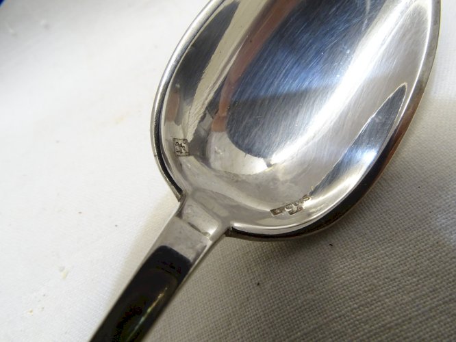 -BELLE CUILLERE ERCUIS A CONFITURE A COCKTAIL ou AUTRE METAL Argenté VITRINE  D