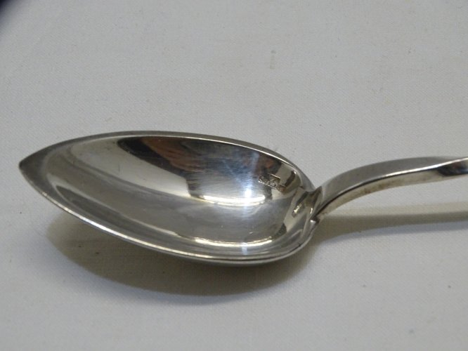 -BELLE CUILLERE ERCUIS A CONFITURE A COCKTAIL ou AUTRE METAL Argenté VITRINE  D