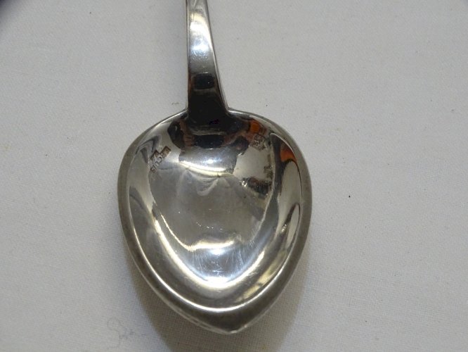 -BELLE CUILLERE ERCUIS A CONFITURE A COCKTAIL ou AUTRE METAL Argenté VITRINE  D