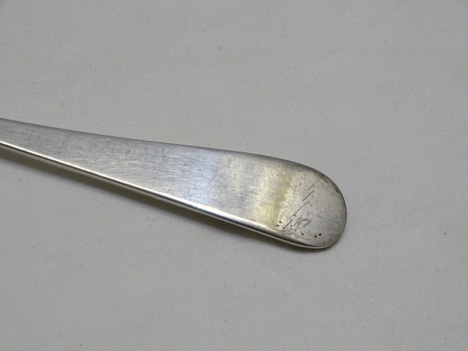 -BELLE CUILLERE ERCUIS A CONFITURE A COCKTAIL ou AUTRE METAL Argenté VITRINE  D