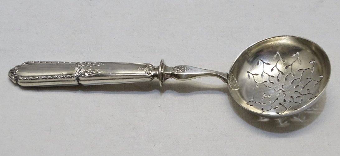-BELLE CUILLERE SAUPOUDREUSE Style LOUIS XVI MANCHE Poinçon MINERVE   D