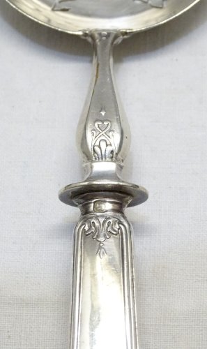 -BELLE CUILLERE SAUPOUDREUSE Style LOUIS XVI MANCHE Poinçon MINERVE   D