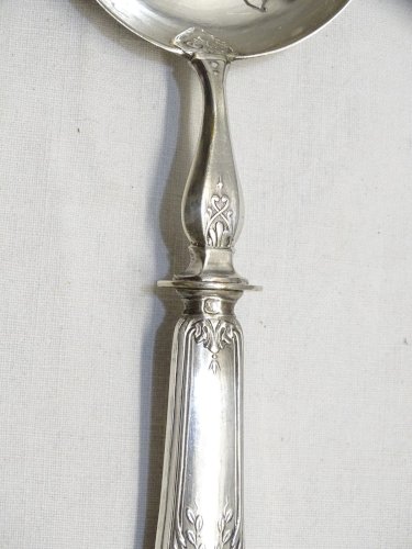 -BELLE CUILLERE SAUPOUDREUSE Style LOUIS XVI MANCHE Poinçon MINERVE   D