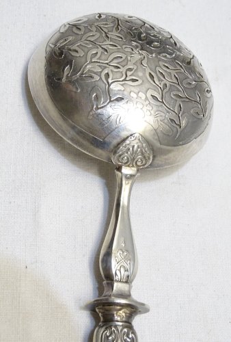-BELLE CUILLERE SAUPOUDREUSE Style LOUIS XVI MANCHE Poinçon MINERVE   D