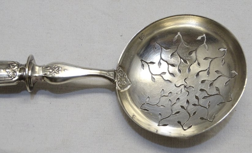 -BELLE CUILLERE SAUPOUDREUSE Style LOUIS XVI MANCHE Poinçon MINERVE   D