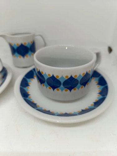 belle ensemble vintage de deux tasses , soucoupes et pot à lait porcelaine bavaria en bon etat