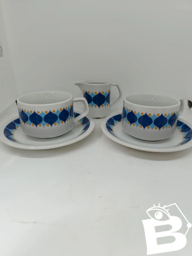 belle ensemble vintage de deux tasses , soucoupes et pot à lait porcelaine bavaria en bon etat