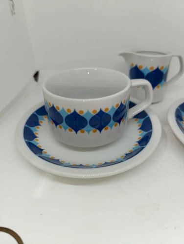 belle ensemble vintage de deux tasses , soucoupes et pot à lait porcelaine bavaria en bon etat