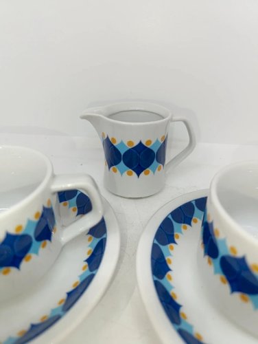 belle ensemble vintage de deux tasses , soucoupes et pot à lait porcelaine bavaria en bon etat