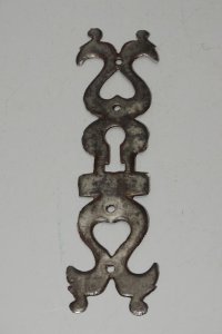- BEAUTIFUL FORGED IRON DOOR LOCK ENTRY 18th CENTURY with bird heads at the end D