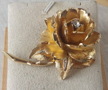 Beautiful large gold metal brooch, rose shape with rhinestones, Marcel Boucher, 8085P