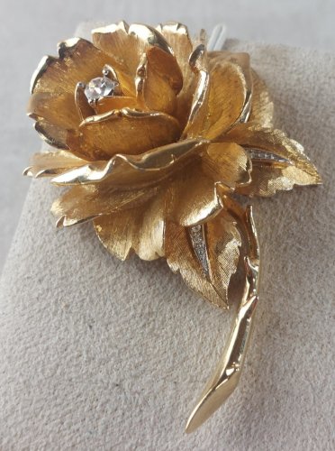 Belle grande broche en métal doré, forme rose avec strass, Marcel Boucher, 8085P ^