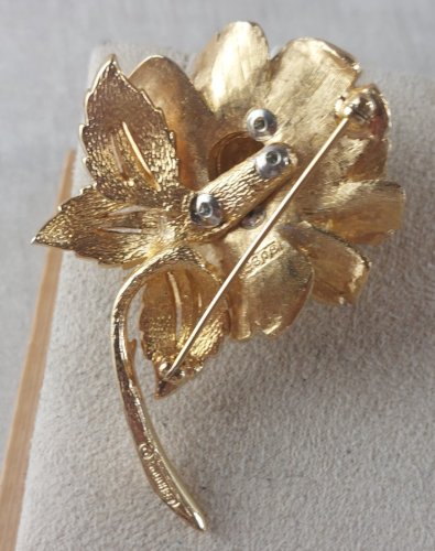 Belle grande broche en métal doré, forme rose avec strass, Marcel Boucher, 8085P ^