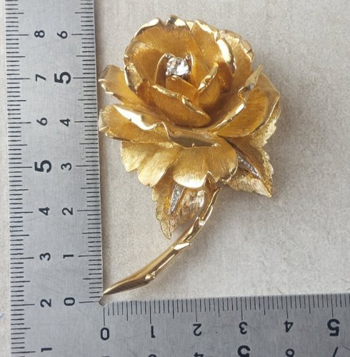 Belle grande broche en métal doré, forme rose avec strass, Marcel Boucher, 8085P ^