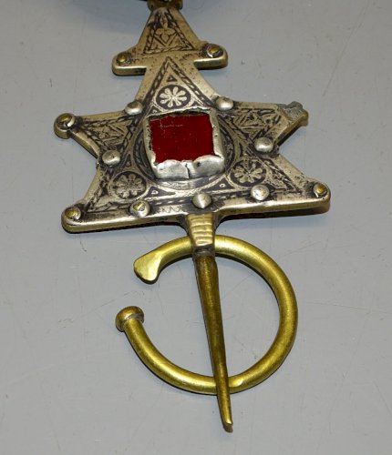 -BELLE GRANDE FIBULE  BERBERE avec BOULE AMBRE COPAL plaqué ARGENT sur LAITON
