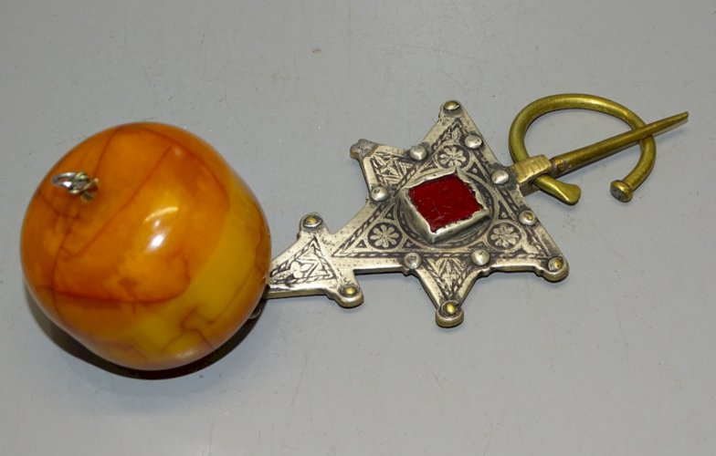 -BELLE GRANDE FIBULE  BERBERE avec BOULE AMBRE COPAL plaqué ARGENT sur LAITON