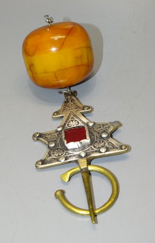 -BELLE GRANDE FIBULE  BERBERE avec BOULE AMBRE COPAL plaqué ARGENT sur LAITON