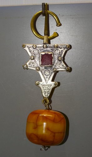 -BELLE GRANDE FIBULE  BERBERE avec BOULE AMBRE COPAL plaqué ARGENT sur LAITON
