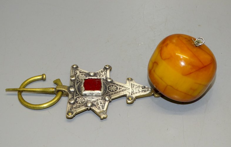 -BELLE GRANDE FIBULE  BERBERE avec BOULE AMBRE COPAL plaqué ARGENT sur LAITON