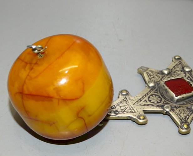 -BELLE GRANDE FIBULE  BERBERE avec BOULE AMBRE COPAL plaqué ARGENT sur LAITON