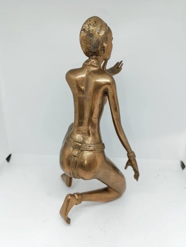 belle grande sculpture en laiton dorgine africaine en bon etat