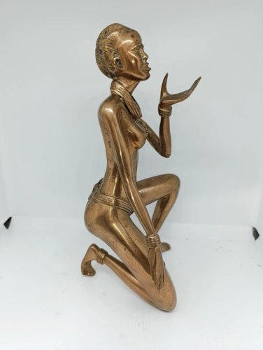 belle grande sculpture en laiton dorgine africaine en bon etat