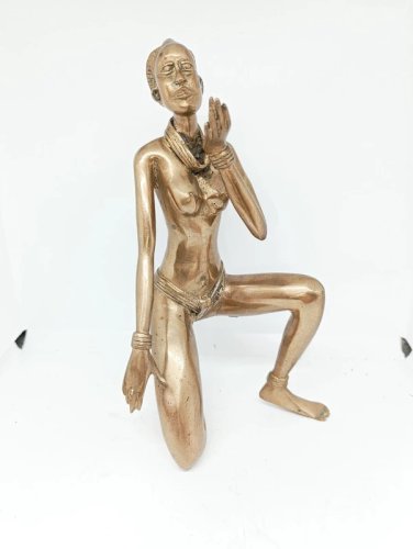 belle grande sculpture en laiton dorgine africaine en bon etat