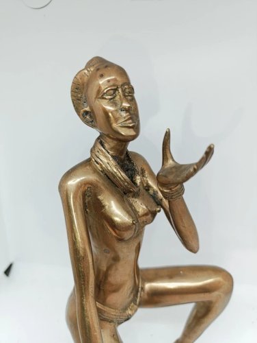 belle grande sculpture en laiton dorgine africaine en bon etat