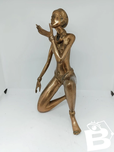 belle grande sculpture en laiton dorgine africaine en bon etat