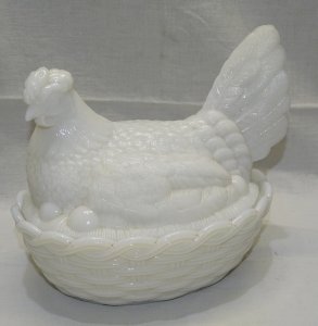 -BELLE GROSSE POULE SUR SON NID EN OPALINE BLANCHE  BOITE A BONBONS déco    D