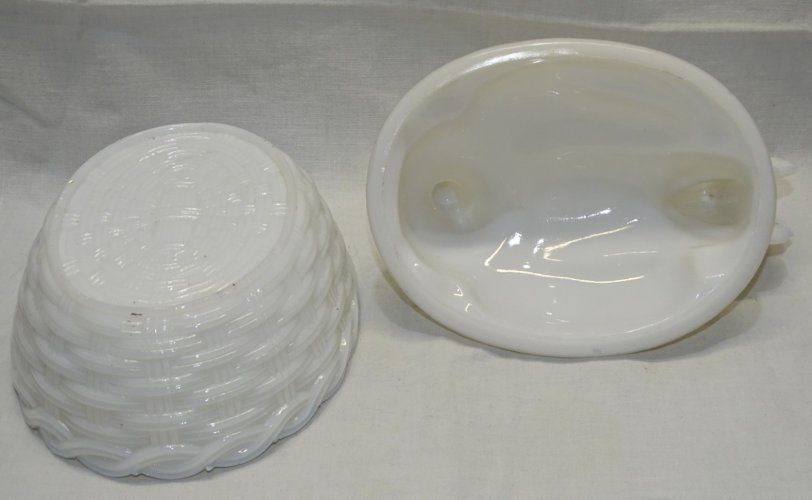 -BELLE GROSSE POULE SUR SON NID EN OPALINE BLANCHE  BOITE A BONBONS déco    D