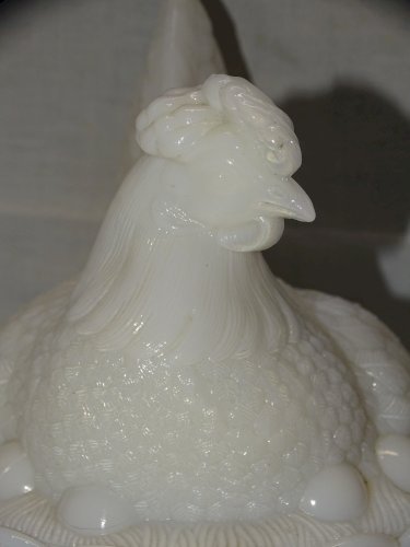 -BELLE GROSSE POULE SUR SON NID EN OPALINE BLANCHE  BOITE A BONBONS déco    D