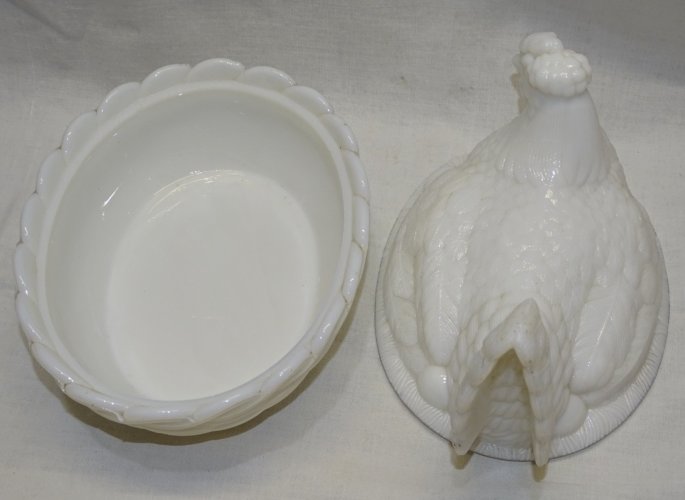 -BELLE GROSSE POULE SUR SON NID EN OPALINE BLANCHE  BOITE A BONBONS déco    D