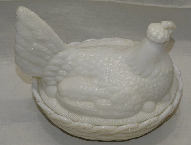 -BELLE GROSSE POULE SUR SON NID EN OPALINE BLANCHE  BOITE A BONBONS déco    D