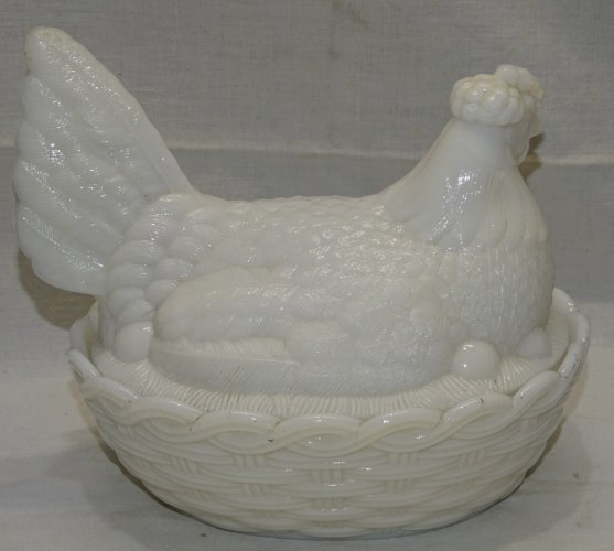 -BELLE GROSSE POULE SUR SON NID EN OPALINE BLANCHE  BOITE A BONBONS déco    D