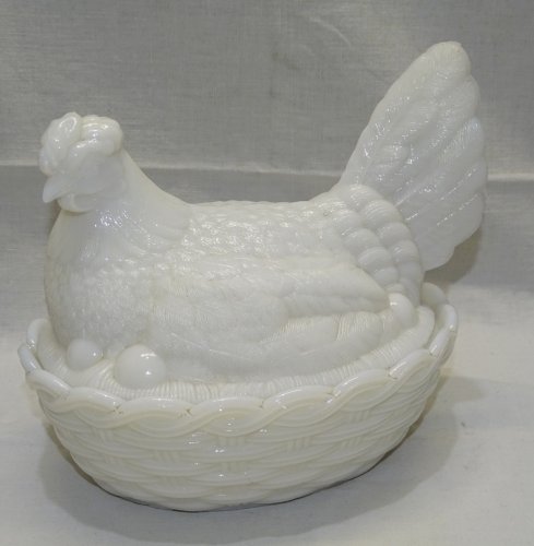 -BELLE GROSSE POULE SUR SON NID EN OPALINE BLANCHE  BOITE A BONBONS déco    D