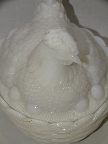 -BELLE GROSSE POULE SUR SON NID EN OPALINE BLANCHE  BOITE A BONBONS déco    D