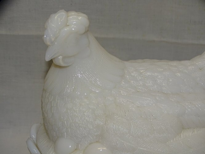 -BELLE GROSSE POULE SUR SON NID EN OPALINE BLANCHE  BOITE A BONBONS déco    D