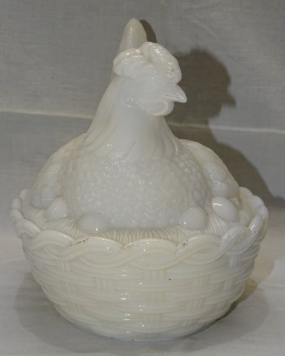 -BELLE GROSSE POULE SUR SON NID EN OPALINE BLANCHE  BOITE A BONBONS déco    D