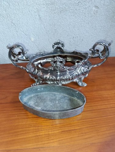 belle jardiniere de table avec son fond sans doute 19eme siècle en bon etat