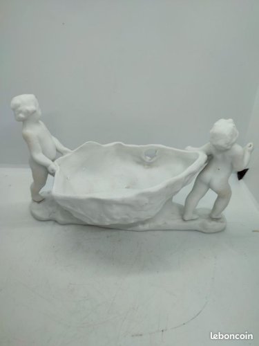 Belle Jardinière en biscuit à décor de deux amours signé HL france en bon etat( made in chiner)