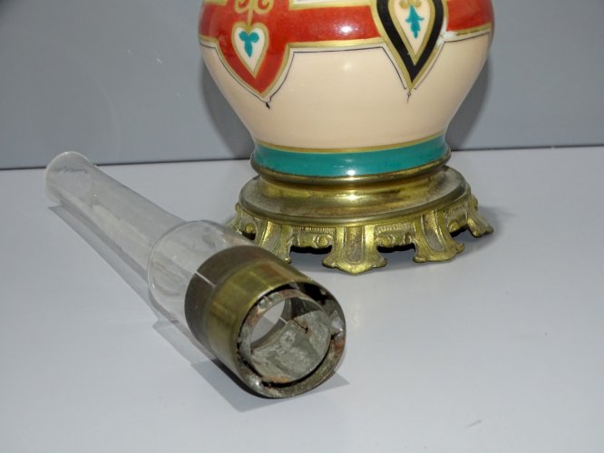 -BELLE LAMPE A PETROLE NAPOLEON III CORPS PORCELAINE PIED BRONZE & son VERRE   D