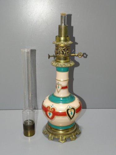 -BELLE LAMPE A PETROLE NAPOLEON III CORPS PORCELAINE PIED BRONZE & son VERRE   D