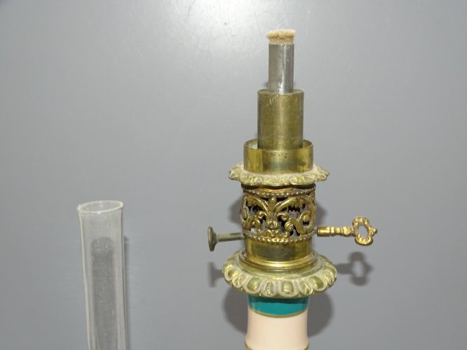 -BELLE LAMPE A PETROLE NAPOLEON III CORPS PORCELAINE PIED BRONZE & son VERRE   D