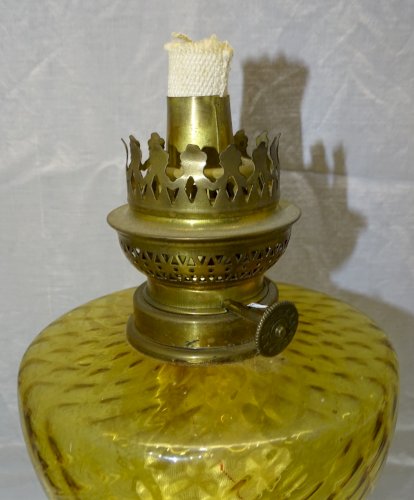 -BELLE LAMPE A PETROLE PIED BRONZE ET ONYX BOL COULEUR AMBRE  avec sa MECHE   D