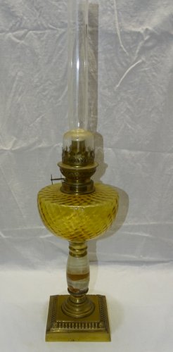 -BELLE LAMPE A PETROLE PIED BRONZE ET ONYX BOL COULEUR AMBRE  avec sa MECHE   D