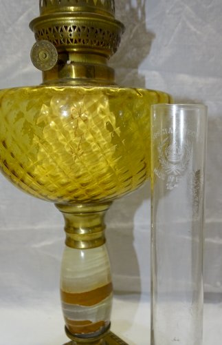 -BELLE LAMPE A PETROLE PIED BRONZE ET ONYX BOL COULEUR AMBRE  avec sa MECHE   D