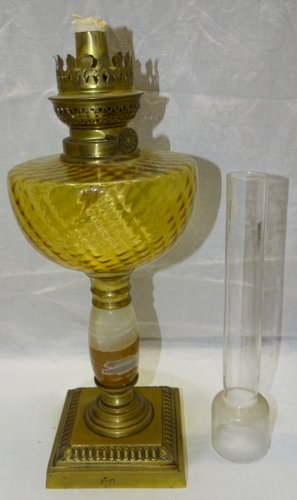 -BELLE LAMPE A PETROLE PIED BRONZE ET ONYX BOL COULEUR AMBRE  avec sa MECHE   D