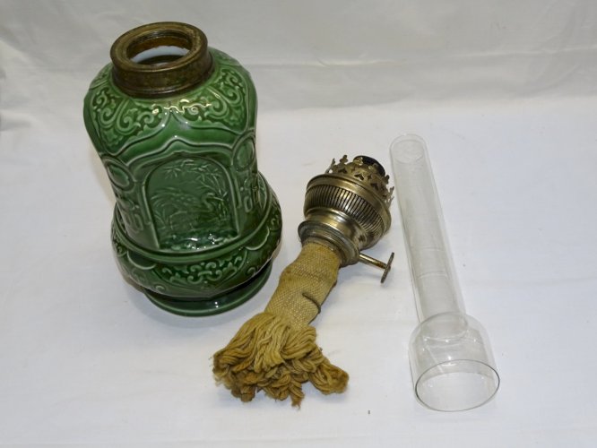 -BELLE LAMPE A PETROLE PIED PORCELAINE DE COULEUR VERTE VERRE ANCIEN CRISTAL  D